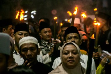 Bogor, Batı Java, Endonezya 'daki Müslümanlar, İslami Yeni Yıl 1445 Hijriye' ye 18 Temmuz 2023 'te meşale geçit töreniyle hoş geldiniz.