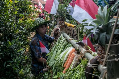 Bogor City, Endonezya - 23 Temmuz 2023 - sakinler, toprak sadaka geleneği adı verilen tarım ve çiftliklerden doğal ürünler getirerek bir geçit töreni düzenlerler.