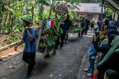Bogor City, Endonezya - 23 Temmuz 2023 - sakinler, toprak sadaka geleneği adı verilen tarım ve çiftliklerden doğal ürünler getirerek bir geçit töreni düzenlerler.