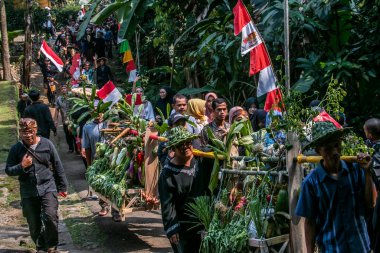 Bogor City, Endonezya - 23 Temmuz 2023 - sakinler, toprak sadaka geleneği adı verilen tarım ve çiftliklerden doğal ürünler getirerek bir geçit töreni düzenlerler.