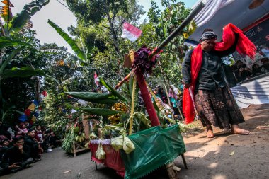 Bogor City, Endonezya - 23 Temmuz 2023 - Yeryüzü sakinleri tarım ve ekinlerden elde ettikleri doğal ürünler için Tanrı 'ya şükranlarını sunmak amacıyla gelenekleri uyguluyorlar.