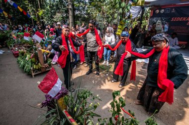 Bogor City, Endonezya - 23 Temmuz 2023 - Yeryüzü sakinleri tarım ve ekinlerden elde ettikleri doğal ürünler için Tanrı 'ya şükranlarını sunmak amacıyla gelenekleri uyguluyorlar.