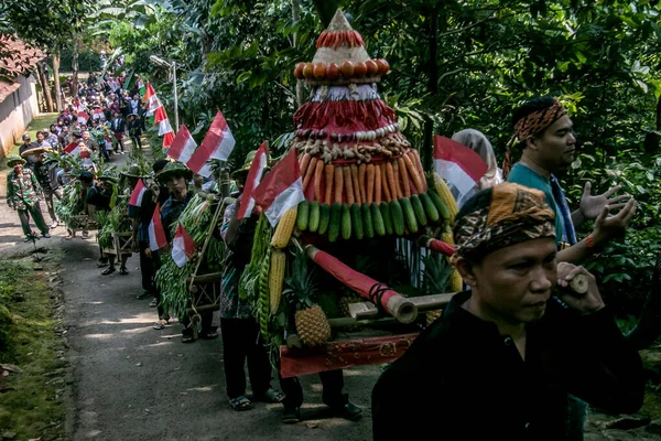 Bogor City, Endonezya - 23 Temmuz 2023 - sakinler, toprak sadaka geleneği adı verilen tarım ve çiftliklerden doğal ürünler getirerek bir geçit töreni düzenlerler.