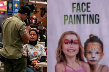 Bogor, Endonezya - 29 Temmuz 2023 - Taman Safari Endonezya Bogor, Batı Cava, Endonezya ziyaretçileri, 29 Temmuz 2023 'te kutlanan Uluslararası Kaplan Günü' nde kaplan motifleriyle yüzlerini boyadılar.. 