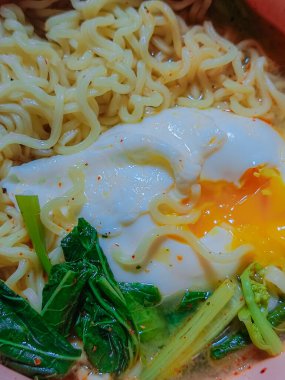 Endonezya eriştesi. Endonezya 'da hava soğuk olduğunda menü tavsiyeleri hazır eriştelerle yaratıcı olmak içindir.