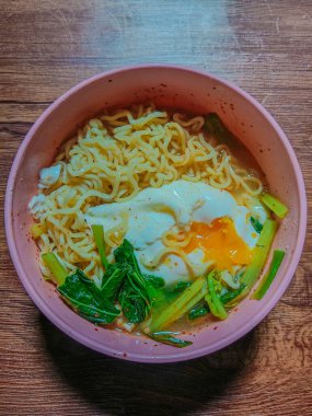 Endonezya eriştesi. Endonezya 'da hava soğuk olduğunda menü tavsiyeleri hazır eriştelerle yaratıcı olmak içindir.