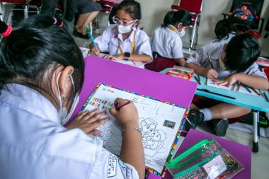 Bogor, Endonezya - 31 Temmuz 2023: Bogor City, Endonezya 'da ilköğretim öğrencileri, Vania Bogor Hastanesi' ni ziyaret ederken sağlık temalı resimlerde boyama faaliyetleri yürüttüler.