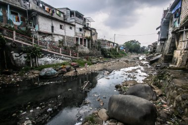 Bogor, Batı Java, Endonezya 'da bulunan Ciliwung Nehri' nin ana kayası, suyun 03 Ağustos 2023 'te çekildiği ve kuruduğu yerdir.. 