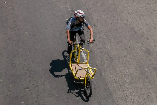 2023年8月1日 一位自行车快递员将货物包裹送到了客户在印度尼西亚西爪哇茂物的地址 — 图库照片