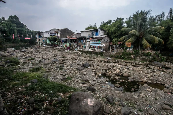 Bogor, Batı Java, Endonezya 'da bulunan Ciliwung Nehri' nin ana kayası, suyun 03 Ağustos 2023 'te çekildiği ve kuruduğu yerdir.. 