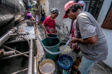 Bogor, Endonezya - 07 Ağustos 2023: Kurak mevsim nedeniyle kuraklıktan ve temiz su eksikliğinden etkilenen Bogor, Batı Java sakinleri