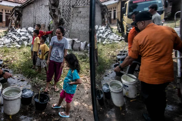Bogor, Endonezya - 07 Ağustos 2023: Kurak mevsim nedeniyle kuraklıktan ve temiz su eksikliğinden etkilenen Bogor, Batı Java sakinleri
