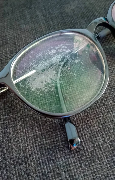 Brille Mit Schwarzem Rahmen Mit Zerkratzten Und Fleckigen Gläsern — Stockfoto