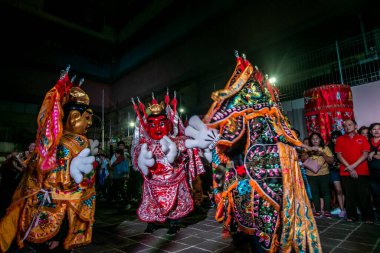 Bogor, Endonezya - 10 Ağustos 2023: Tayvan Elektrik Neon Tanrıları Vihara Dhanagun, Bogor, Batı Java, Endonezya 'da YM Kongco Kwan Kong kutlamalarında