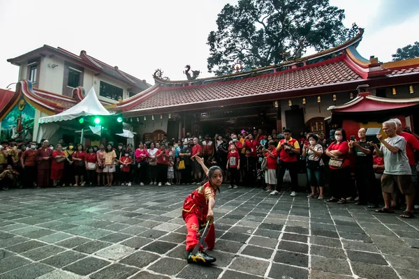 Bogor, Endonezya - 10 Ağustos 2023: Bir kadın Dhanagun Vihara, Bogor, Batı Java, Endonezya 'da YM Kongco Kwan Kong kutlamalarında Wushu dövüş sanatını sergiledi