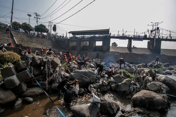 stock image Bogor, Indonesia - August 20, 2023: Teenagers from an environmental community clean the Ciliwung river at Katulampa Dam in Bogor, West Java, Indonesia, from organic and inorganic waste 