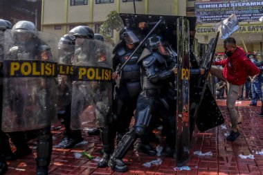 Bogor City, West Java, Endonezya 'da polis memurları tarafından yapılan 2024 Genel Seçim Güvenliği sırasında protestocuları idare etme simülasyonu, 16 Ekim 2023. Simülasyon, memurların 2024 seçimlerini güvence altına almaya hazır olmalarını sağlamak için gerçekleştirildi.