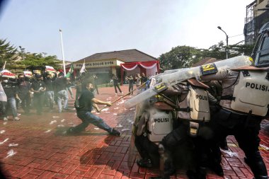Bogor City, West Java, Endonezya 'da polis memurları tarafından yapılan 2024 Genel Seçim Güvenliği sırasında protestocuları idare etme simülasyonu, 16 Ekim 2023. Simülasyon, memurların 2024 seçimlerini güvence altına almaya hazır olmalarını sağlamak için gerçekleştirildi.