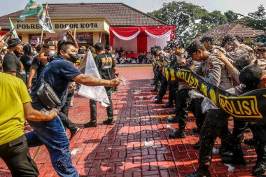 Bogor City, West Java, Endonezya 'da polis memurları tarafından yapılan 2024 Genel Seçim Güvenliği sırasında protestocuları idare etme simülasyonu, 16 Ekim 2023. Simülasyon, memurların 2024 seçimlerini güvence altına almaya hazır olmalarını sağlamak için gerçekleştirildi.