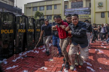 Bogor City, West Java, Endonezya 'da polis memurları tarafından yapılan 2024 Genel Seçim Güvenliği sırasında protestocuları idare etme simülasyonu, 16 Ekim 2023. Simülasyon, memurların 2024 seçimlerini güvence altına almaya hazır olmalarını sağlamak için gerçekleştirildi.