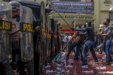 Bogor City, West Java, Endonezya 'da polis memurları tarafından yapılan 2024 Genel Seçim Güvenliği sırasında protestocuları idare etme simülasyonu, 16 Ekim 2023. Simülasyon, memurların 2024 seçimlerini güvence altına almaya hazır olmalarını sağlamak için gerçekleştirildi.