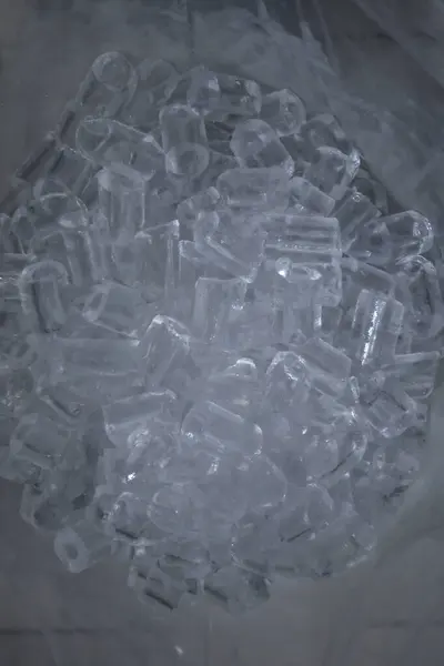 Beyaz plastik torbada kristal buz parçaları