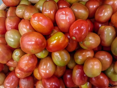 Üst üste yığılmış domatesler, domates dokusu. Seçici odak