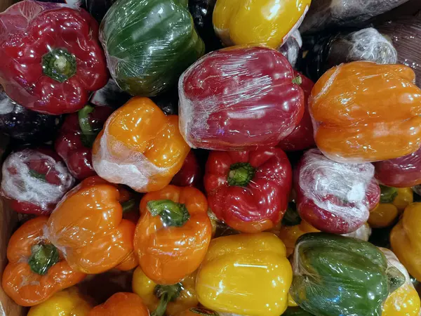 Plastik kaplı yeşil, sarı, kırmızı dolma biber 