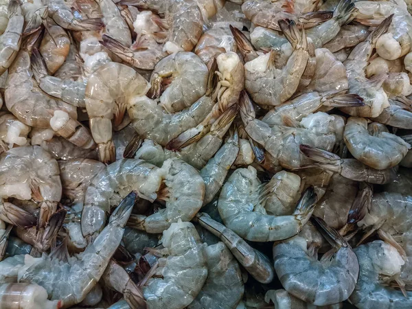 Süpermarketlerde taze donmuş karides satışı.
