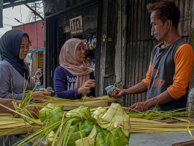 Satıcılar 8 Nisan 2024 'te Bogor, West Java, Endonezya' da Kurban Bayramı kutlamaları için ketupat satıyorlar.