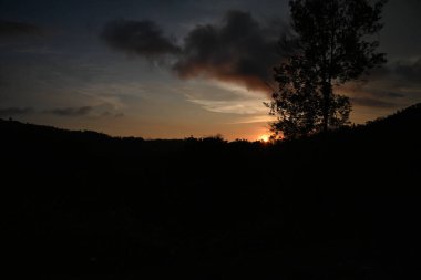Sabah güneş doğmadan önce manzara silueti