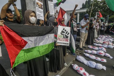 Bogor, Batı Java, Endonezya 'daki Filistin yanlısı protestocular, 1 Haziran 2024' te Rafah 'ta İsrail' in Filistin mülteci kampına düzenlediği ve birçok kişinin ölümüne yol açan saldırıya karşı tüm gözler Rafah 'ın üzerinde olsun.