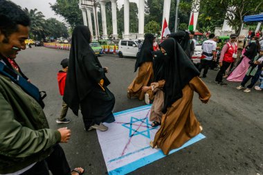 Filistin yanlısı bir gösteri sırasında İsrail bayrağına basan yayalar 1 Haziran 2024 'te Bogor, Batı Java, Endonezya' da tüm gözler Rafah 'ın üzerinde. Gösteri, İsrail 'in Rafah' taki Filistin mülteci kampına düzenlediği saldırıyı lanetlemek için düzenlendi.