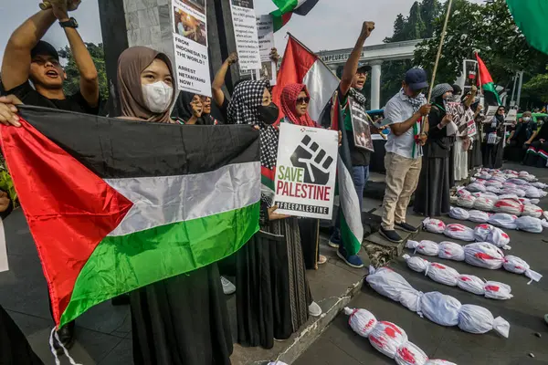 Bogor, Batı Java, Endonezya 'daki Filistin yanlısı protestocular, 1 Haziran 2024' te Rafah 'ta İsrail' in Filistin mülteci kampına düzenlediği ve birçok kişinin ölümüne yol açan saldırıya karşı tüm gözler Rafah 'ın üzerinde olsun.