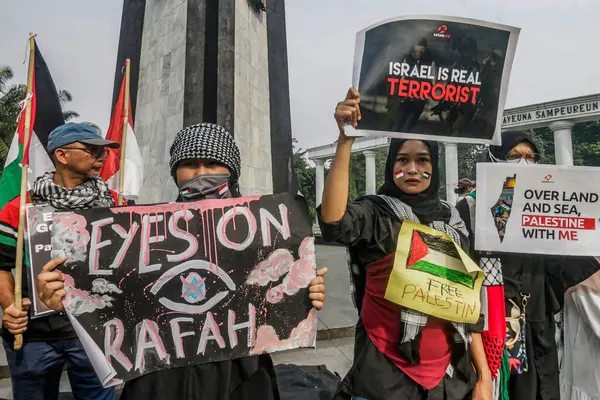 stock image Pro-Palestinian protesters in Bogor, West Java, Indonesia, stage an action All Eyes on Rafah on June 1, 2024, against the Israeli attack on the Palestinian refugee camp in Rafah, that killed many people