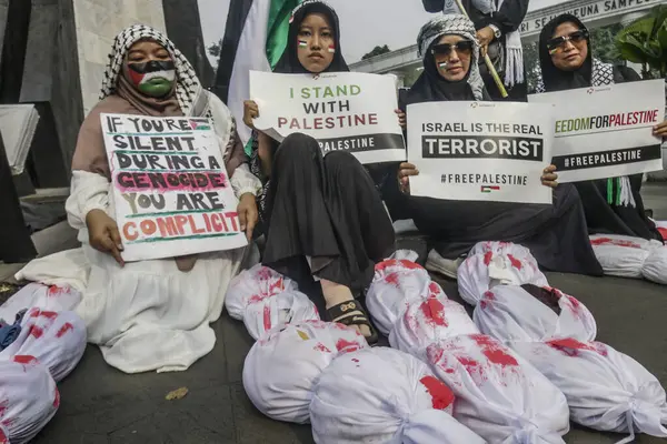 Bogor, Batı Java, Endonezya 'daki Filistin yanlısı protestocular, 1 Haziran 2024' te Rafah 'ta İsrail' in Filistin mülteci kampına düzenlediği ve birçok kişinin ölümüne yol açan saldırıya karşı tüm gözler Rafah 'ın üzerinde olsun.