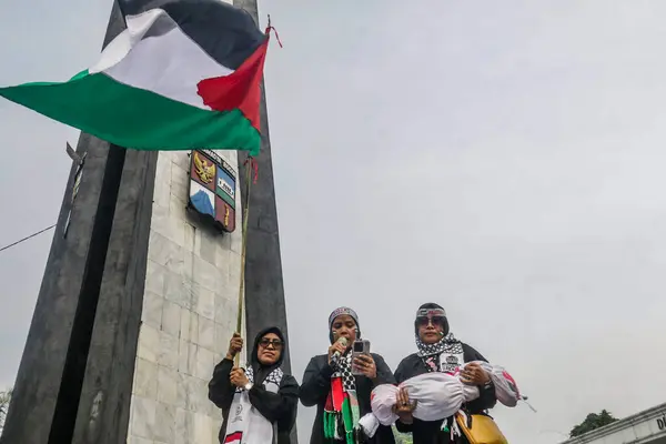 Bogor, Batı Java, Endonezya 'daki Filistin yanlısı protestocular, 1 Haziran 2024' te Rafah 'ta İsrail' in Filistin mülteci kampına düzenlediği ve birçok kişinin ölümüne yol açan saldırıya karşı tüm gözler Rafah 'ın üzerinde olsun.