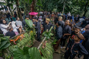 Bogor, Endonezya - 07 Temmuz 2024: Bogor, Batı Java sakinleri, toplumla paylaşmak üzere tarım, çiftlik ve çiftlik ürünleri getirerek Sidekah Bumi etkinliğini kutluyor.