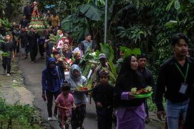 Bogor, Endonezya - 07 Temmuz 2024: Bogor, Batı Java sakinleri, toplumla paylaşmak üzere tarım, çiftlik ve çiftlik ürünleri getirerek Sidekah Bumi etkinliğini kutluyor.