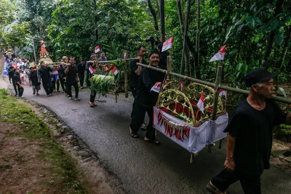 Bogor, Endonezya - 07 Temmuz 2024: Bogor, Batı Java sakinleri, toplumla paylaşmak üzere tarım, çiftlik ve çiftlik ürünleri getirerek Sidekah Bumi etkinliğini kutluyor.