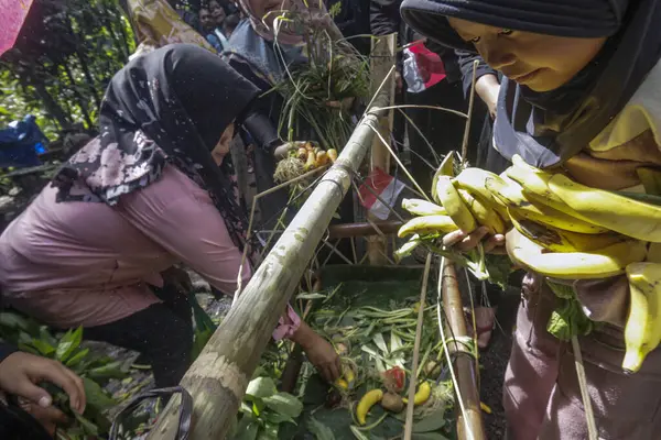 stock image Bogor, Indonesia - July 07, 2024: Residents in Bogor, West Java, compete to collect agricultural, plantation and livestock products at the Sidekah Bumi celebration.