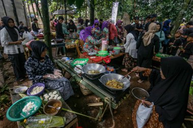 Bogor, Endonezya - 07 Temmuz 2024: Bogor, Batı Cava 'daki geleneksel bir pazarın atmosferi, gıda satıcılarının alıcılarla dolup taştığını gösteriyor