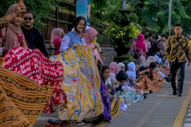 2 Ekim 2024 'te Bogor City, West Java, Endonezya' da öğrenciler tarafından 4.1 kilometrelik batik kumaşın açılışı. UNESCO tarafından tanındıktan sonra 2 Ekim Ulusal Batik Günü ilan edildi