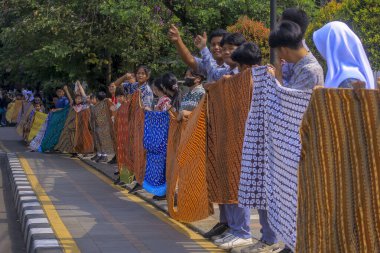 2 Ekim 2024 'te Bogor City, West Java, Endonezya' da öğrenciler tarafından 4.1 kilometrelik batik kumaşın açılışı. UNESCO tarafından tanındıktan sonra 2 Ekim Ulusal Batik Günü ilan edildi