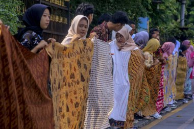 2 Ekim 2024 'te Bogor City, West Java, Endonezya' da öğrenciler tarafından 4.1 kilometrelik batik kumaşın açılışı. UNESCO tarafından tanındıktan sonra 2 Ekim Ulusal Batik Günü ilan edildi