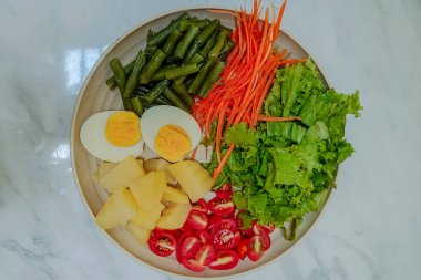 Salata menüsü için sebze malzemeleri.