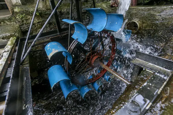 Dönen bir su çarkı kanalizasyon suyunun gücünü elektrik enerjisinde kullanır. Temiz yenilenebilir enerji ve çevre kavramı
