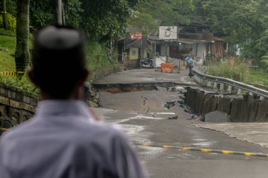 4 Mart 2025 'te Endonezya' nın Bogor kenti Jalan Saleh Danasmita 'nın durumu ağır yağış nedeniyle 50 metre boyunca çökmüş ve toprak kaymasına neden olmuştu.