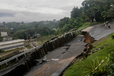 4 Mart 2025 'te Endonezya' nın Bogor kenti Jalan Saleh Danasmita 'nın durumu ağır yağış nedeniyle 50 metre boyunca çökmüş ve toprak kaymasına neden olmuştu.