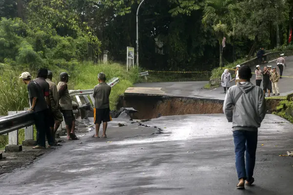 4 Mart 2025 'te Endonezya' nın Bogor kenti Jalan Saleh Danasmita 'nın durumu ağır yağış nedeniyle 50 metre boyunca çökmüş ve toprak kaymasına neden olmuştu.
